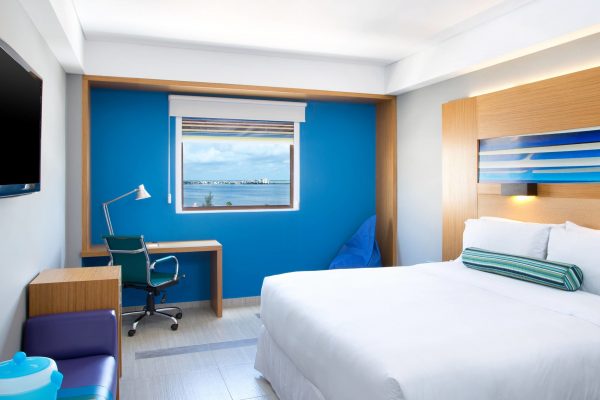 Aloft Hotel - Guest Room - King Room (cunal-aloft-room-9835-hor-wide)